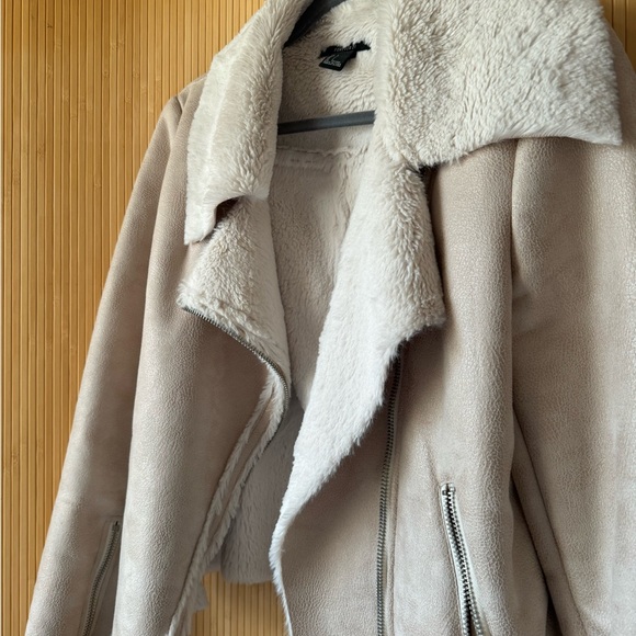 Faux Shearling and ultra suede Moto jacket. Women’s size 6-8 or juniors Large - Picture 5 of 10